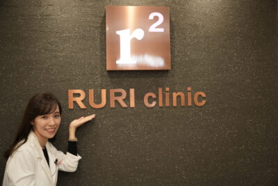 医師の望月瑠璃子先生がRURI clinicを紹介している様子