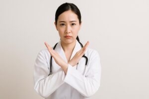 両手でバツをつくる女性医師