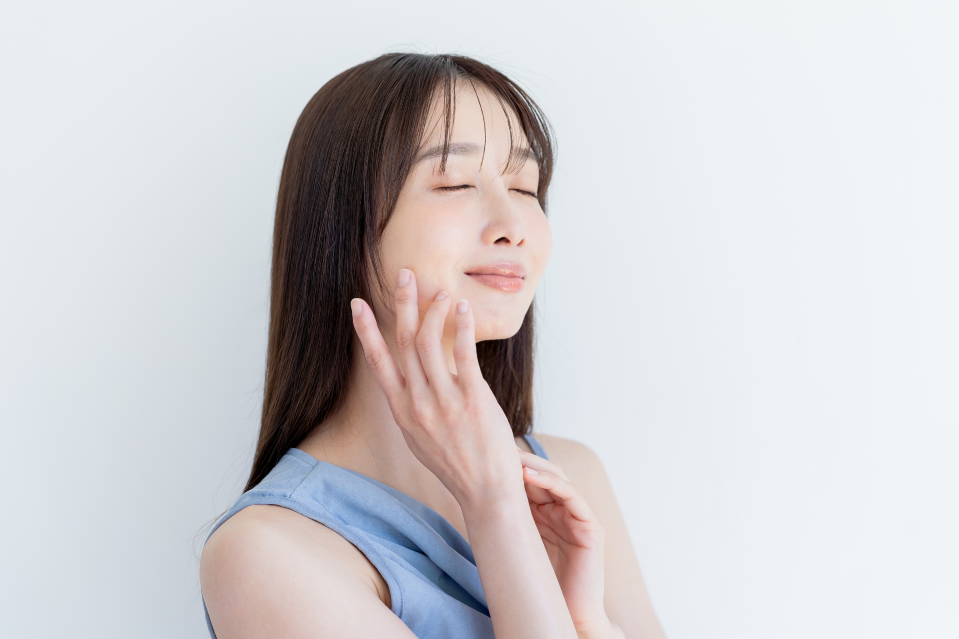 頬に手を当てる女性