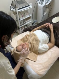  橋爪さんの施術準備