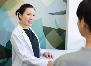 カウンセリングを行う久野院長