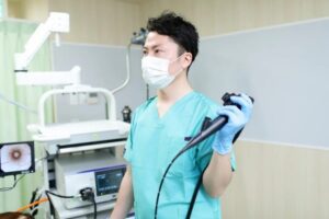 胃カメラを持つ柏木宏幸先生