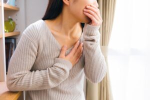 逆流性食道炎に悩む女性