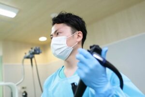 大腸カメラを持つ柏木宏幸先生