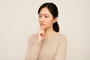 考える女性