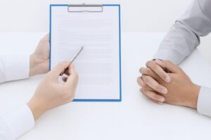 医師による包茎患者への問診イメージ