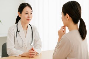 患者のオリジオの質問に回答する女性医師