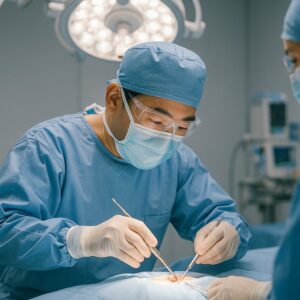 包茎の手術をする医師のイメージ写真
