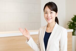 美容クリニックを紹介する女性