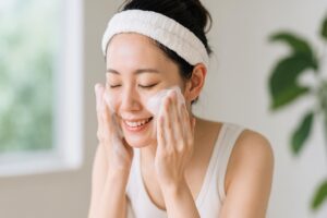 洗顔する女性