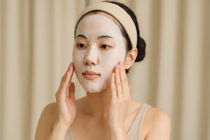 鎮静パックをする女性