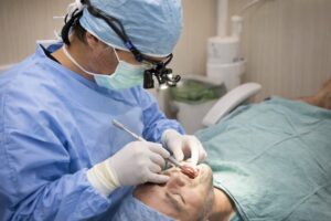 PDF-FDを注入する歯科医師