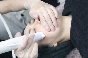 ブレッシングの施術を受けている女性