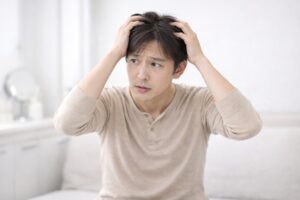 植毛の種類に悩む男性