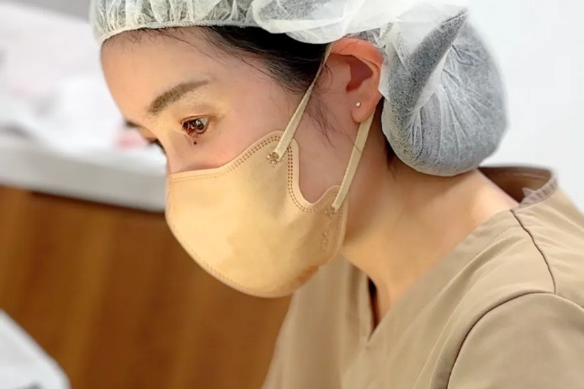 二重埋没法の施術を行う和田院長