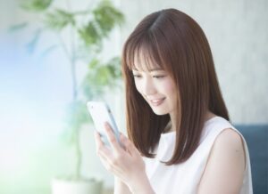 アポロンクリニックを検索する女性