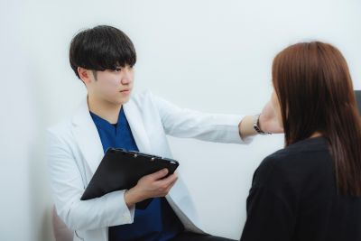 カウンセリングする吉井院長