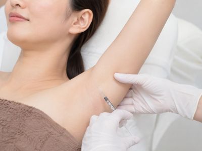 脇ボトックスを受ける女性
