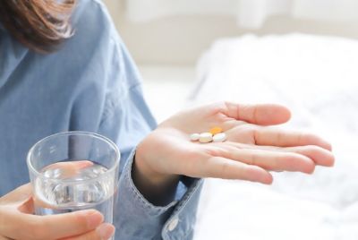 自宅で薄毛治療の内服薬を飲む患者さん