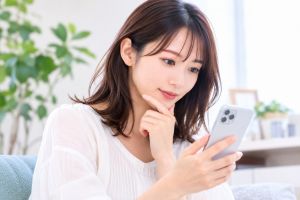 クリニックの口コミを調べる女性