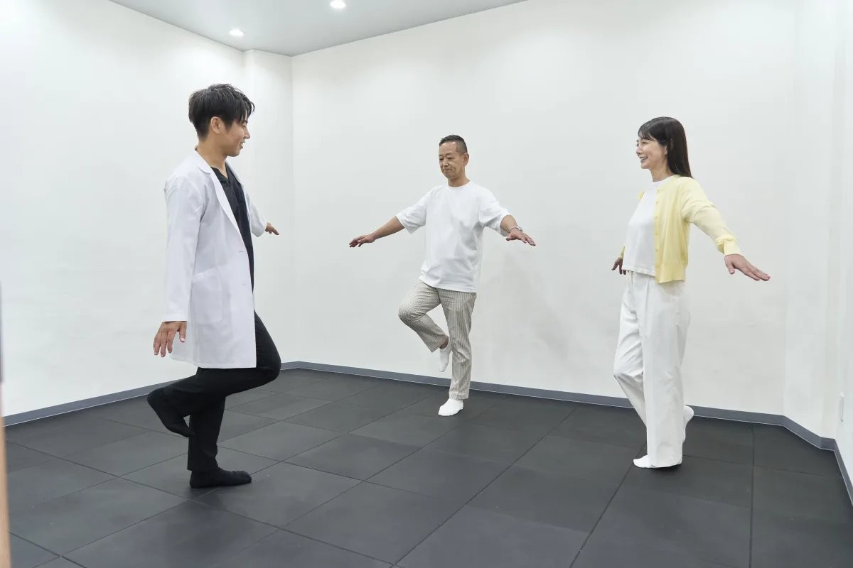 「生涯、あるける」を目指して片脚立ちのバランス練習を行うSAクリニックの様子