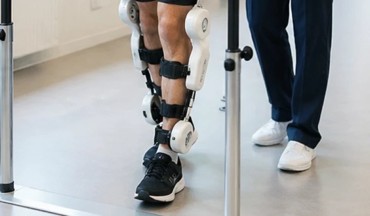 装着型ロボットを用いた歩行訓練の様子