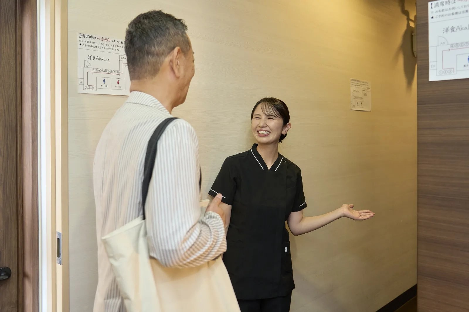 来院した患者さまを笑顔で迎えるSAクリニックのスタッフ