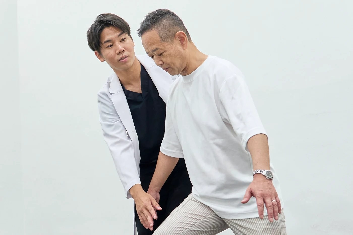 患者さまの動作と身体の使い方を確認する宮路啓太院長